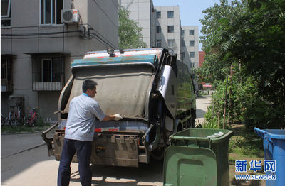 走近首都環(huán)衛(wèi)一線(xiàn) 垃圾清運(yùn)司機(jī)任曉云的日與夜