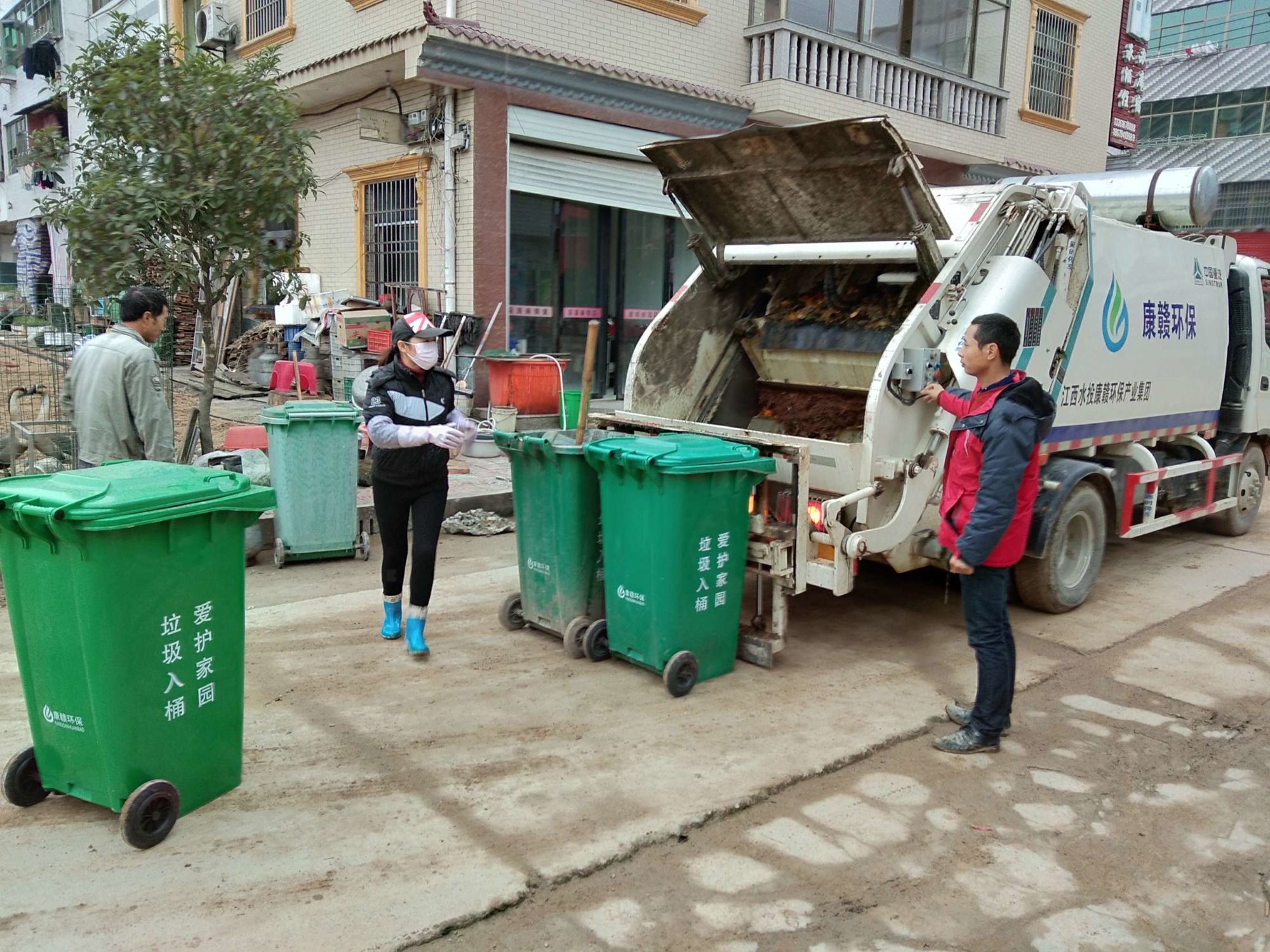 守護(hù)潔凈家園——康贛垃圾裝運(yùn)車(chē)每日清運(yùn)實(shí)錄