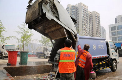 城市環(huán)衛(wèi)與工程保障 壓縮式垃圾車(chē)、高空作業(yè)車(chē)與灑水車(chē)的協(xié)同作用