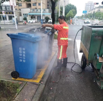 廣德市 夏日炎炎，堅(jiān)守崗位不懼“烤驗(yàn)”——記高溫下的城市垃圾清運(yùn)人