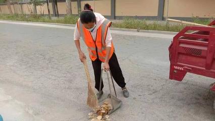 哈拉玉宮鄉(xiāng) 疫線(xiàn)小人物 凝聚大力量——記垃圾清運(yùn)員的堅(jiān)守與擔(dān)當(dāng)